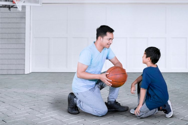Ilustrasi anak laki-laki bermain basket.