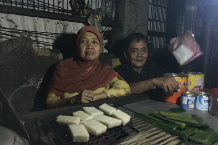 Pak Nasik dan Bu Hamisah yang sehari-hari berjualan uli bakar di bilangan Jalan Raya Sawangan, Kota Depok, Jawa Barat.