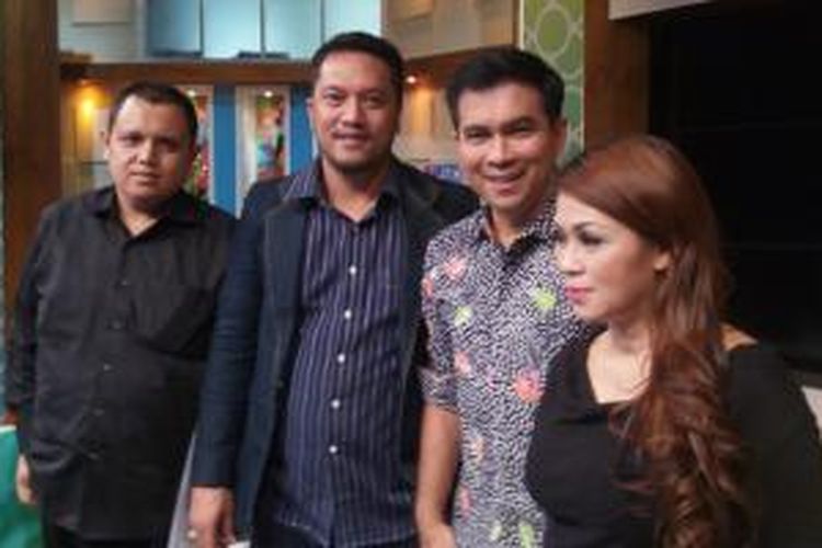 Krisna Mukti (kedua dari kanan) didampingi kuasa hukumnya, Ramdan Alamsyah, dan manajernya, Astrid, diabadikan di Studio 10 TransTV, Jakarta Selatan, Selasa (2/6/2015).