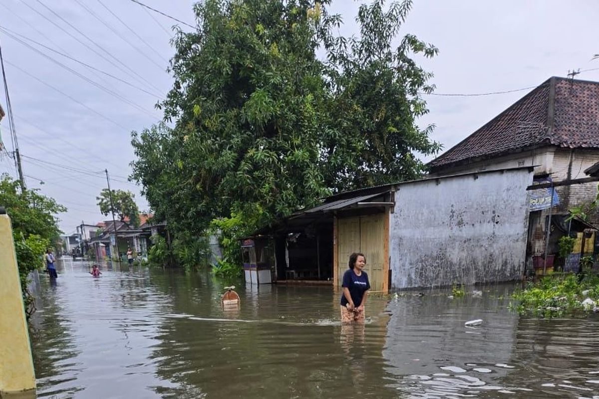Banjir yang melanda di wilayah barat Kabupaten Pasuruan menyisakan di tiga desa. Diantaranya di Desa Kedungringin Kecamatan Beji Kabupaten Pasuruan, Jum'at (17/01/2025) 