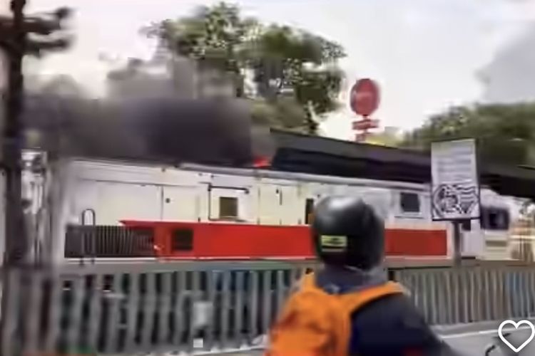 Asap dan Percikan Api Muncul di Atas Lokomotif KA, Ini Penjelasan Daop 8 Surabaya