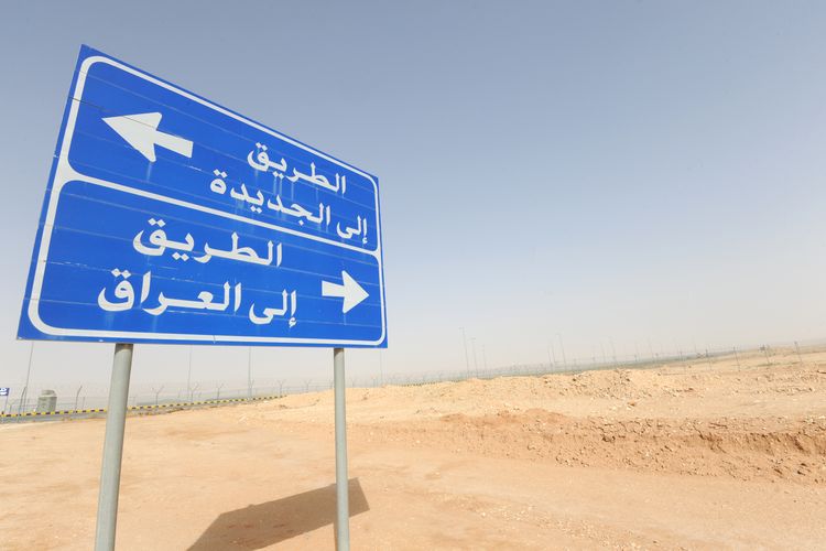 Foto tertanggal 12 Maret 2017 menunjukkan petunjuk jalan dalam aksara Arab, yang berbunyi Jalan ke Jadidah (atas) dan Jalan ke Irak (bawah), di dekat Arar, perbatasan Irak-Arab Saudi.