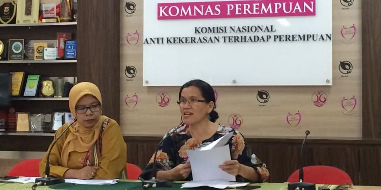 Ketua Komnas Perempuan Azriana dan Ketua Gugus Kerja Perempuan dalam Konstitusi Dan Hukum Nasional Komnas Perempuan, Khariroh Ali sedang memaparkan data kebijakan diskriminatif dan kondusif di gedung Komnas Perempuan, Menteng, Jakarta Pusat, Kamis (18/8/2016)