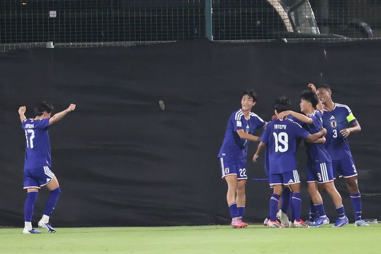 Para pemain Jepang merayakan gol dalam pertandingan Piala Asia U17 2026 melawan China di Jeddah, Arab Saudi, 9 Mei 2026. (Xinhua/Luo Chen)