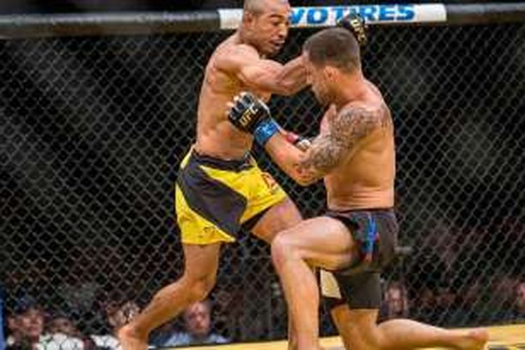 Jose Aldo Junior bertarung dengan Frankie Edgar pada pertandingan UFC 200, Sabtu (9/7/2016). 