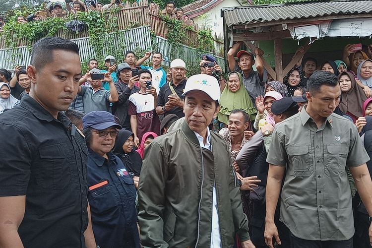 Presiden Joko Widodo (Jokowi) meninjau lokasi bencana banjir dan longsor di Kampung Banar, Desa Harkatjaya, Kecamatan Sukajaya, Kabupaten Bogor, Jawa Barat, Senin (3/2/2020).