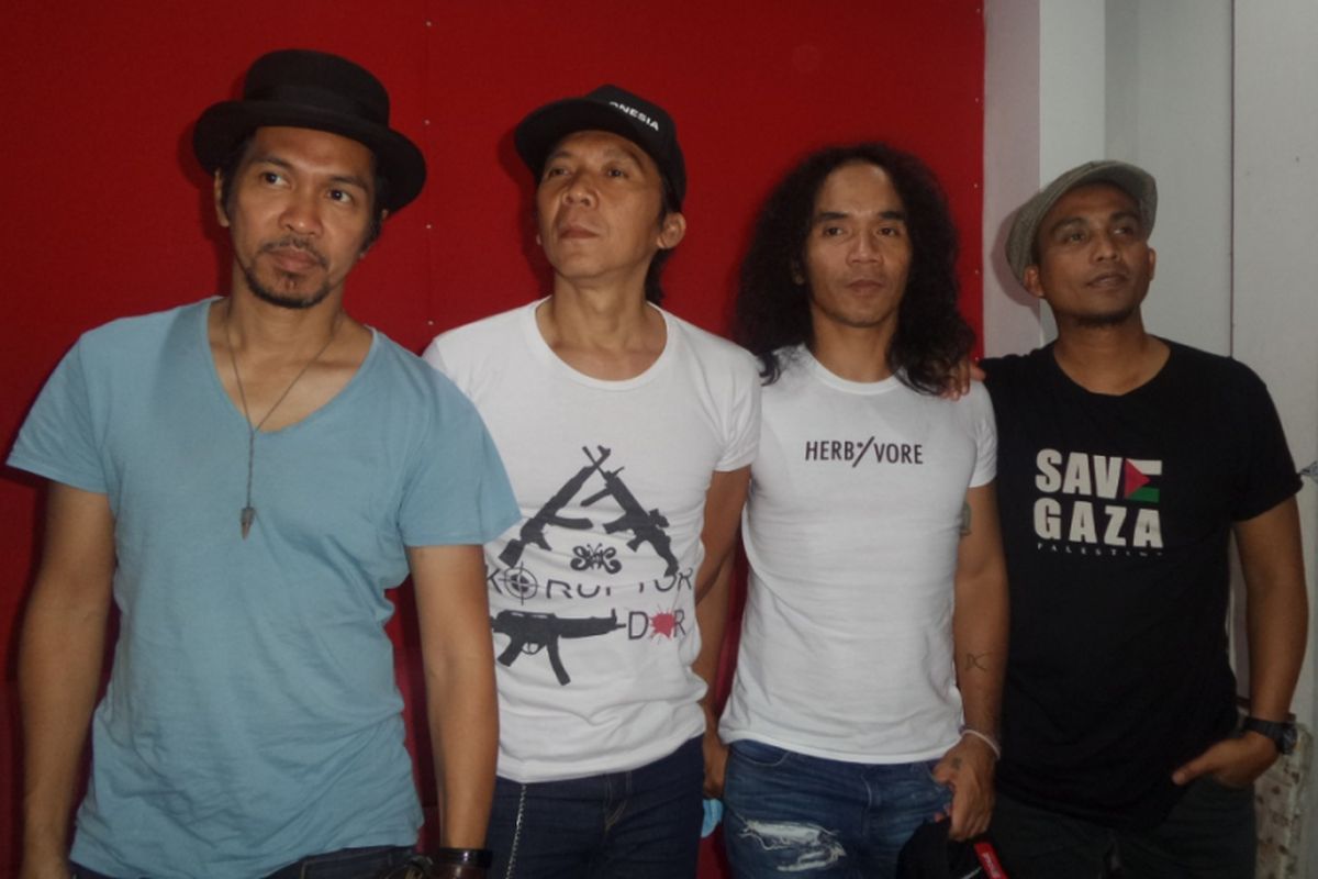 Slank diabadikan usai acara Ngobrol Santai Antikorupsi bersama KPK dan ICW di Markas Slank, Jalan Potlot III, Duren Tiga, Jakarta Selatan, Rabu (12/4/2017) malam.