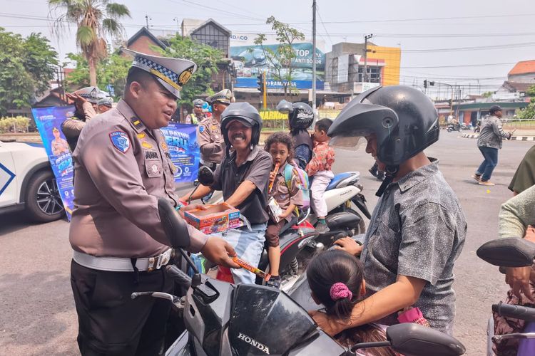 Operasi Patuh Semeru di Bangkalan, Pengendara Tertib Diberi Cokelat