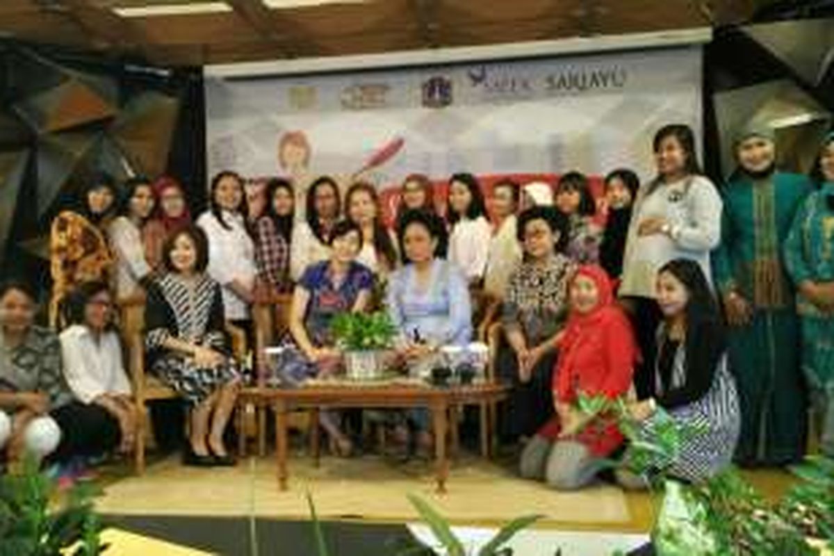 Ketua Tim Penggerak PKK DKI Jakarta Veronica Tan dan Chairwoman Martha Tilaar Group, Martha Tilaar (tengah) berfoto bersama ibu-ibu penghuni Rusun Marunda di Kantor PT Martina Berto Tbk. di Pulogadung, Jakarta Timur, Rabu (24/8/2016).