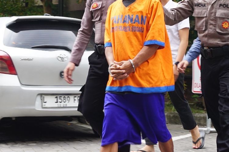 Predator anak, Rahmat Hidayat, di Mapolresta Sidoarjo, Selasa (17/12/2024).