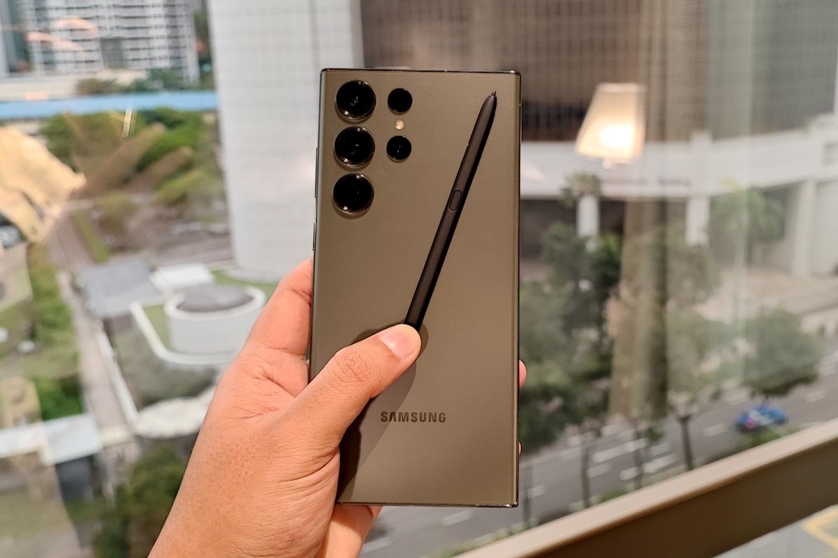 Samsung Galaxy S23 Ultra dibekali stylus S Pen bawaah. S Pen kini bisa digunakan untuk mengedit dokumen Samsung Notes secara langsung saat rapat online di Google Meet.