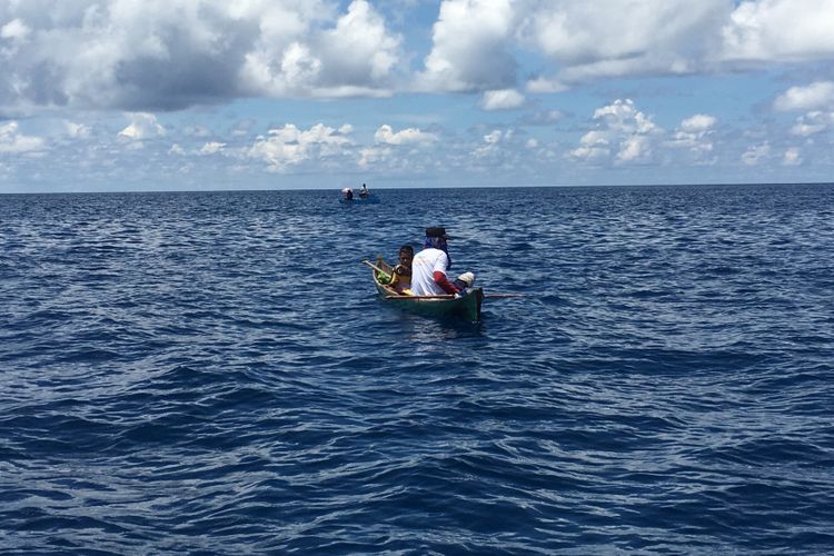 Para peserta yang akan memancing ikan kerapu dalam Festival Maksaira 2018, di Kepulauan Sula, Maluku Utara, Minggu (15/4/2018). 