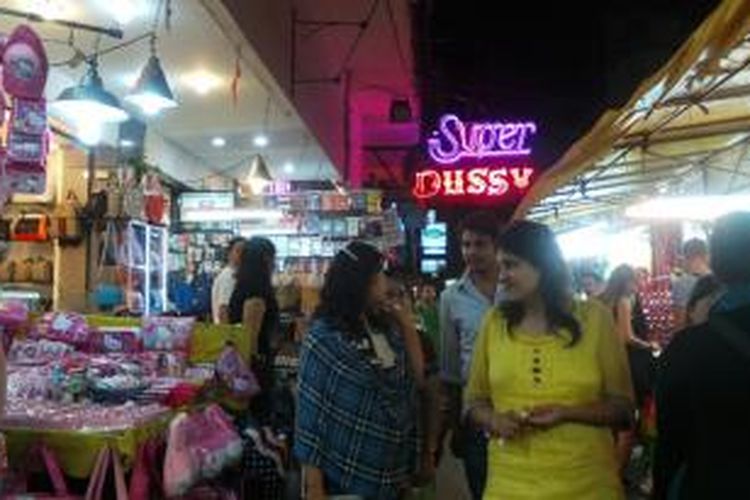 Begini suasana pasar malam di Patpong, Bangkok, Thailand. Tempat pertunjukan 'nyeleneh' hadir di sela kios-kios pedagang. Terkirim dari Samsung Mobile