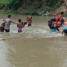 Sudah Setahun Jembatan Putus, Anak-anak Desa Gontar Terpaksa Menyeberangi Sungai ke Sekolah