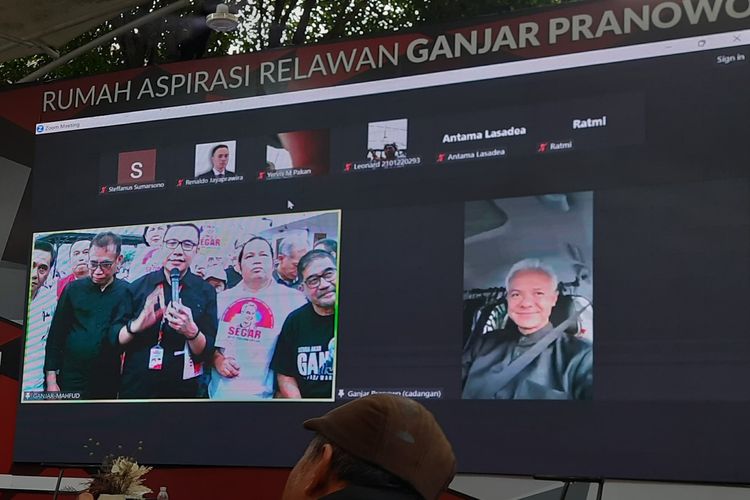 Bakal calon presiden (bacapres) Ganjar Pranowo secara virtual menghadiri acara relawan di Rumah Aspirasi Ganjar Presiden 2024 di Menteng, Jakarta Pusat, Sabtu (28/10/2023). 