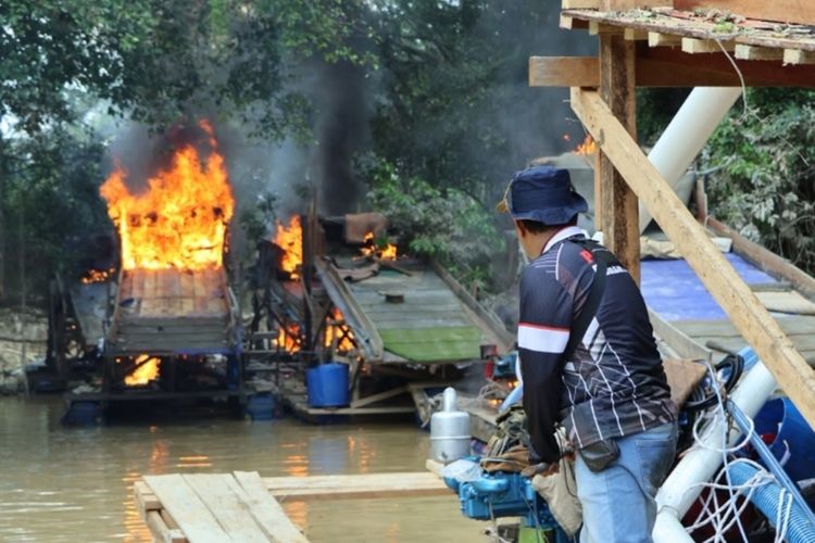 Polisi Gerebek Tambang Emas Ilegal di Kuansing Riau: 145 Rakit Dibakar, tapi Pelaku Tak Ditemukan