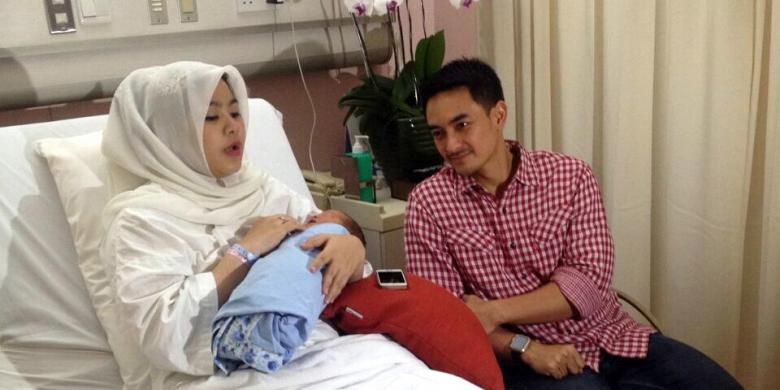 Zumi Zola bersama istrinya, Sherrin Tharia, dan putra kedua mereka, Zhafran Ziyadh At Thahirah Zola, diabadikan di Rumah Sakit Pondok Indah, Jakarta Selatan, Kamis (23/6/2016).