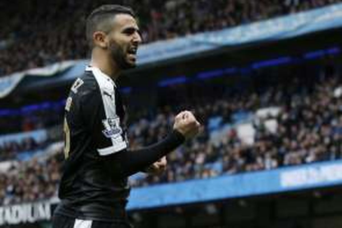 Gelandang Leicester City, Riyad Mahrez, melakukan selebrasi usai membobol gawang Manchester City pada laga lanjutan Premier League di Stadion Etihad, Sabtu (6/2/2016).