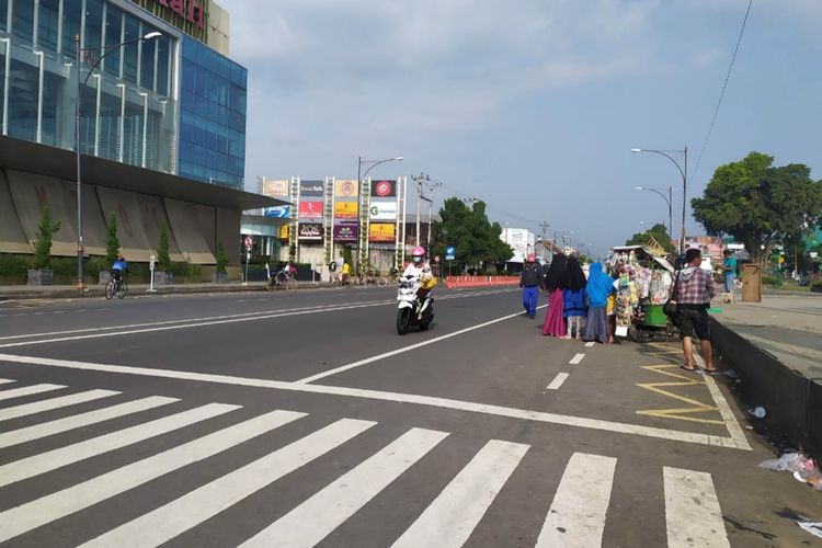 Ruas Jalan Jenderal Soedirman, tepatnya di depan Alun-alun Purwokerto, Kabupaten Banyumas, Jawa Tengah.