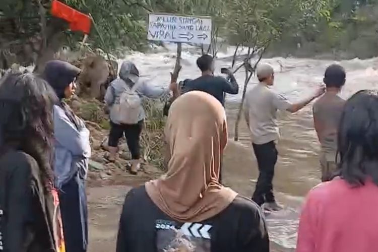 HILANG: Seorang wisatawan, Marshanda (20) dilaporkan hilang diterjang air bah di Sungai Savana, Goa Paniki, Dusun Pattenea, Desa Bonto Matinggi, Kecamatan Tompobulu, Kabupaten Maros, Sulawesi Selatan, Senin (12/5/2025).
