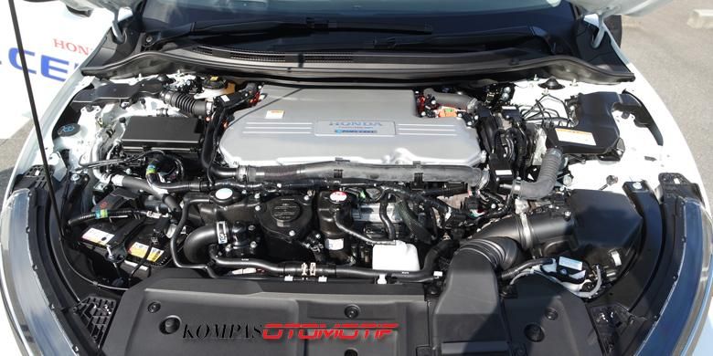 Sistem fuel cell dan generator listrik Honda Clarity ditempatkan di bagian depan. Insinyur Honda merancangnya berukuran seperti mesin V6 3.5L.