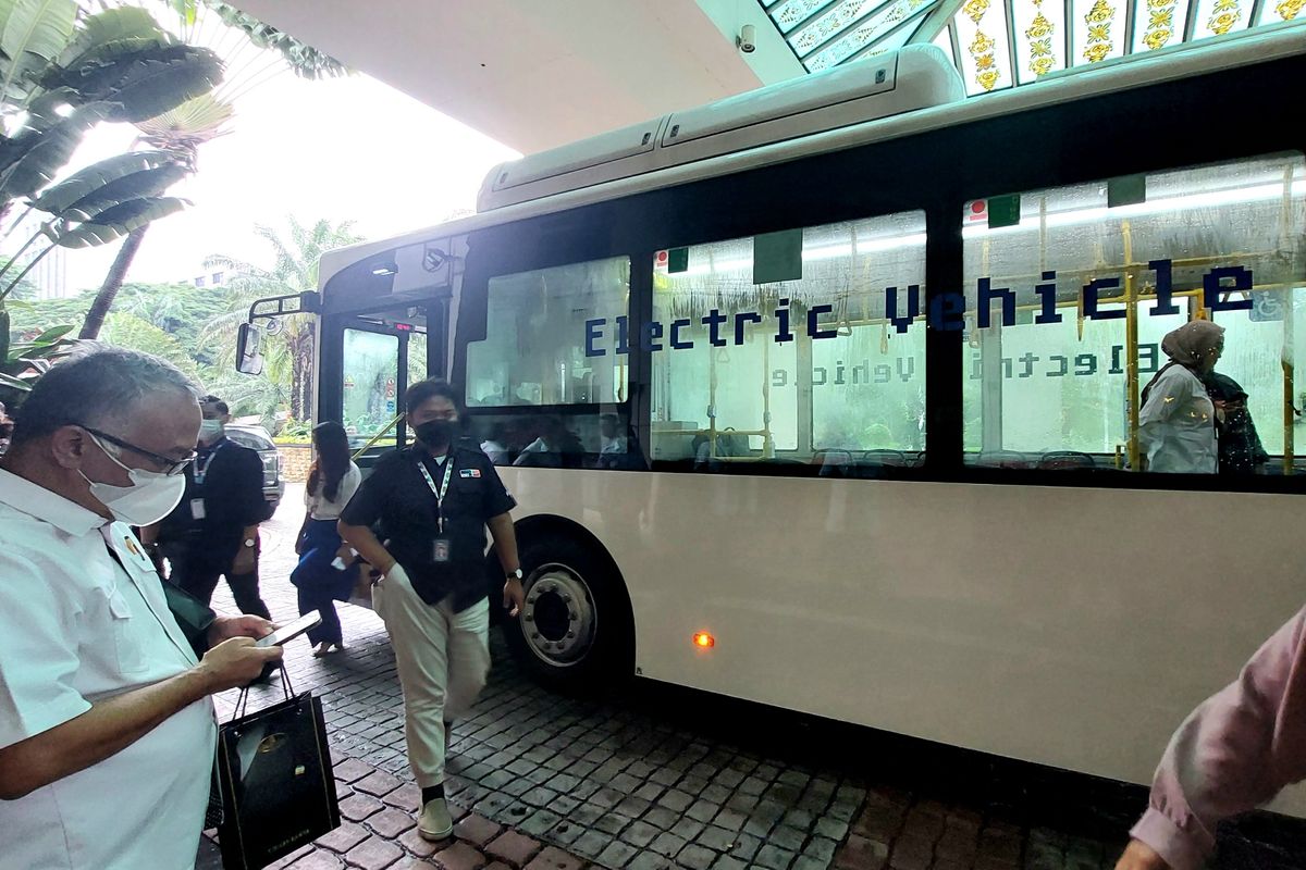 Salah satu unit bus listrik Transjakarta yang diadakan oleh Perusahaan Umum Pengangkutan Penumpang Djakarta (Perum PPD), diuji coba di Jakarta, Rabu (28/12/2022).