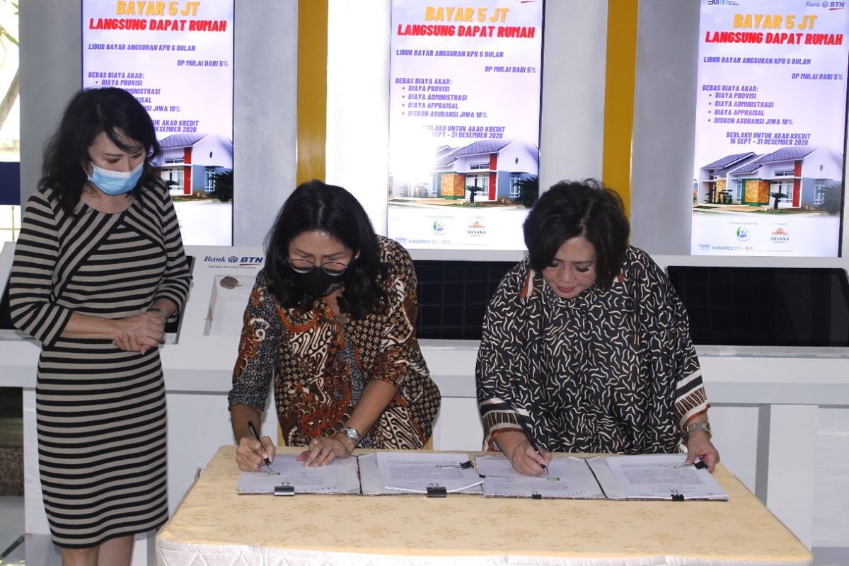 Direktur Utama PT Purinusa Jayakusuma Sianna Sutinah Rustanto, dan Executive Vice President Nonsubsidized Mortgage & Personal Lending Division Bank BTN Suryanti Agustinar menandatangani perjanjian kerja sama (PKS) KPR BTN, disaksikan Komisaris Utama PT Purinusa Jayakusuma Mariani Santoso, Senin (14/9/2020).