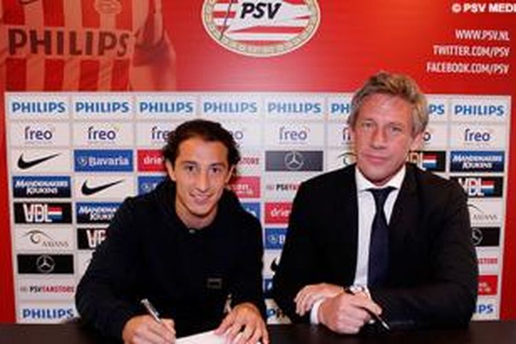 Gelandang tim nasional Meksiko, Andres Guardado (kiri), bergabung ke PSV Eindhoven dengan status pemain pinjaman dari Valencia.