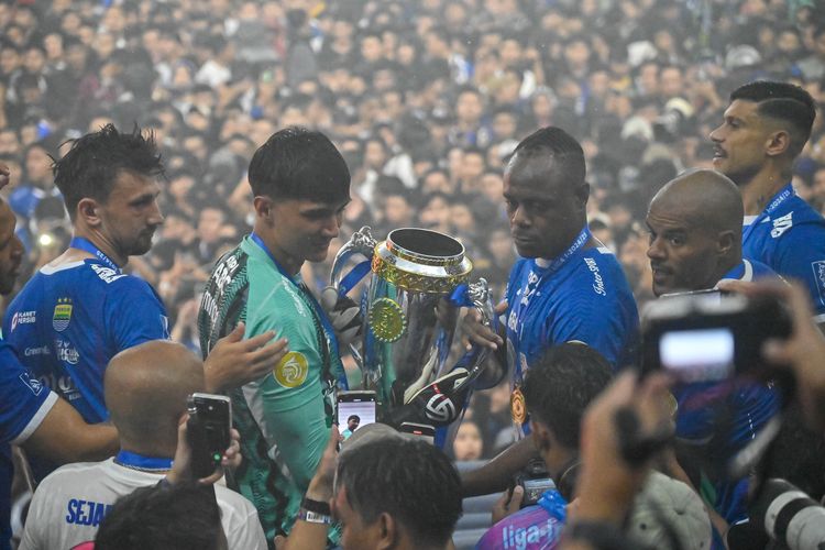 Penjaga gawang Persib bandung Kevin Ray Mendoza dan Victor Igbonefo hendak angkat piala juara Liga 1 2024-2025 pada Sabtu (24/5/2025) di Stadiong Gelora Bandung Lautan Api (GBLA). 