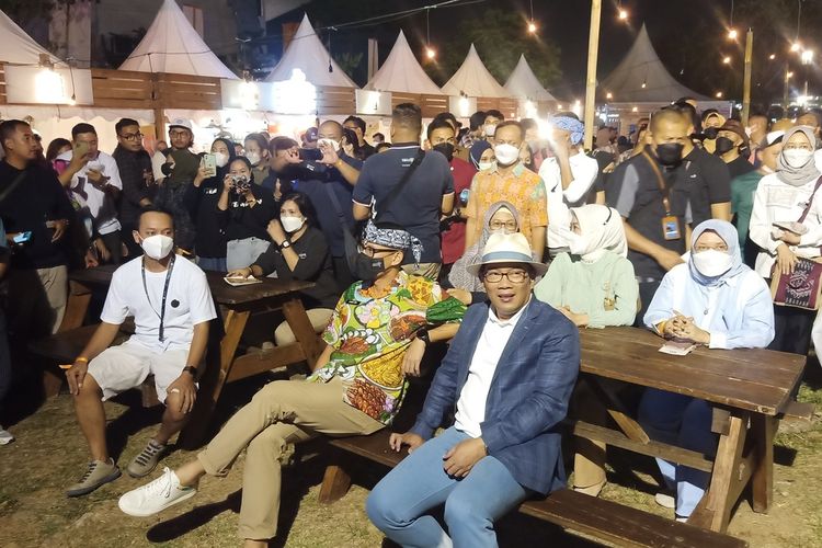 Menteri Pariwisata dan Ekonomi Kreatif, Sandiaga Uno dan Gubernur Jawa Barat Ridwan Kamil bersama-sama menghadiri festival kuliner, Keuken 2022: Sunday Funday yang digelar di Kiara Artha Park, Kota Bandung, Jawa Barat, Minggu (28/8/2022).