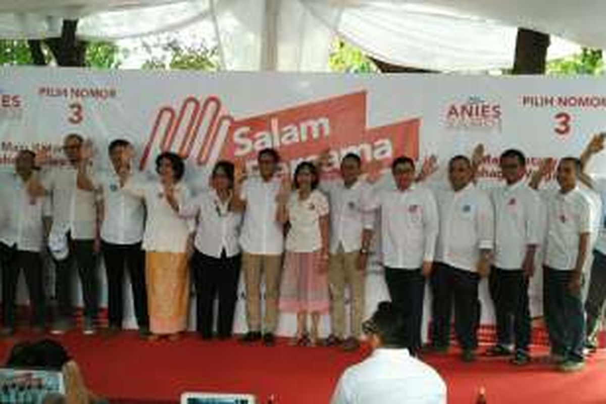 Calon wakil gubernur DKI Jakarta Sandiaga Uno bersama dewan pakar tim Anies Baswedan-Sandiaga di Posko tim pemenangan Anies-Sandi, Jalan Cicurug, Menteng, Jakarta Pusat, Minggu (30/10/2016).