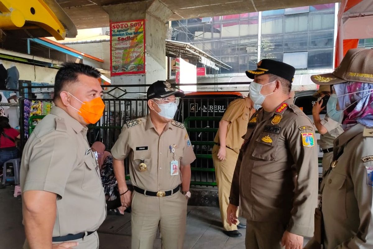 Wakil Wali Kota Tanah Abang Irwandi saat meninjau Pasar Tanah Abang, Jakarta, Senin (3/5/2021).