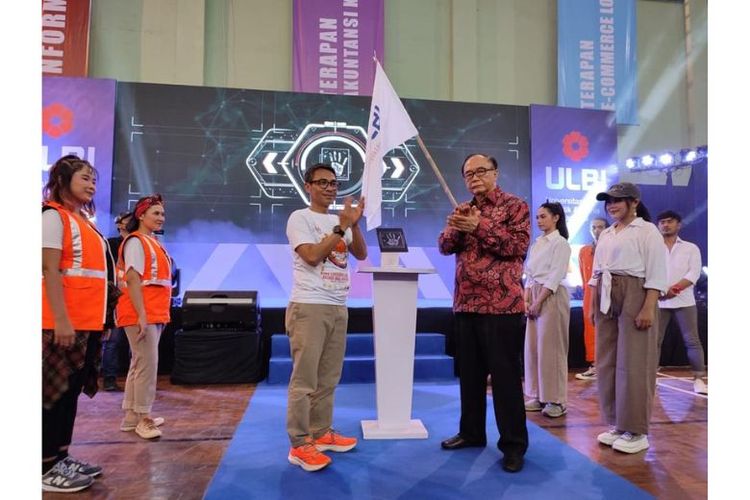 Dewan Pertimbangan Presiden (Wantimpres) Sidarto Danusubroto dan Dirut Pos Indonesia Faizal R. Djoemadi melakukan launching Universitas Logistik dan Bisnis Internasional (ULBI). 