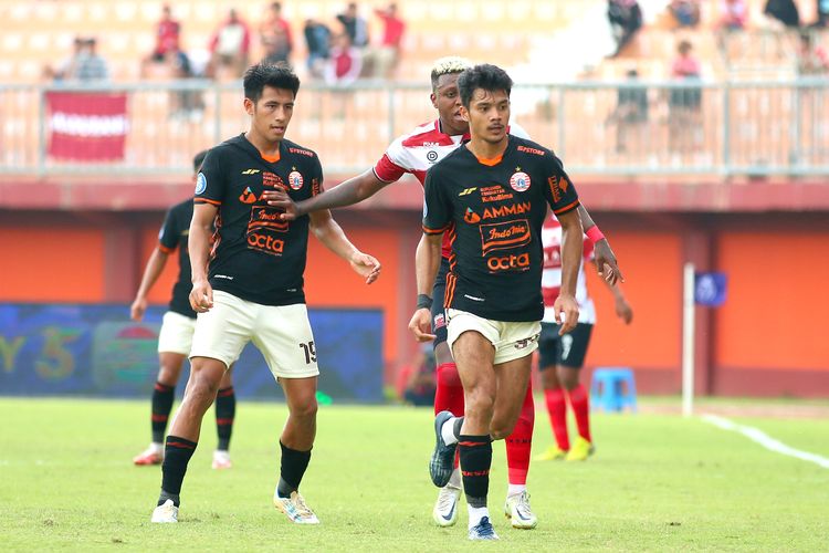 Pemain Persija Jakarta Aji Kusuma dan Hanif Sjahbandi saat pertandingan pekan ke-27 Liga 1 2022-2023 melawan Madura United yang berakhir dengan skor 0-0 di Stadion Gelora Ratu Pamelingan Pamekasan, Minggu (26/2/2023) sore.