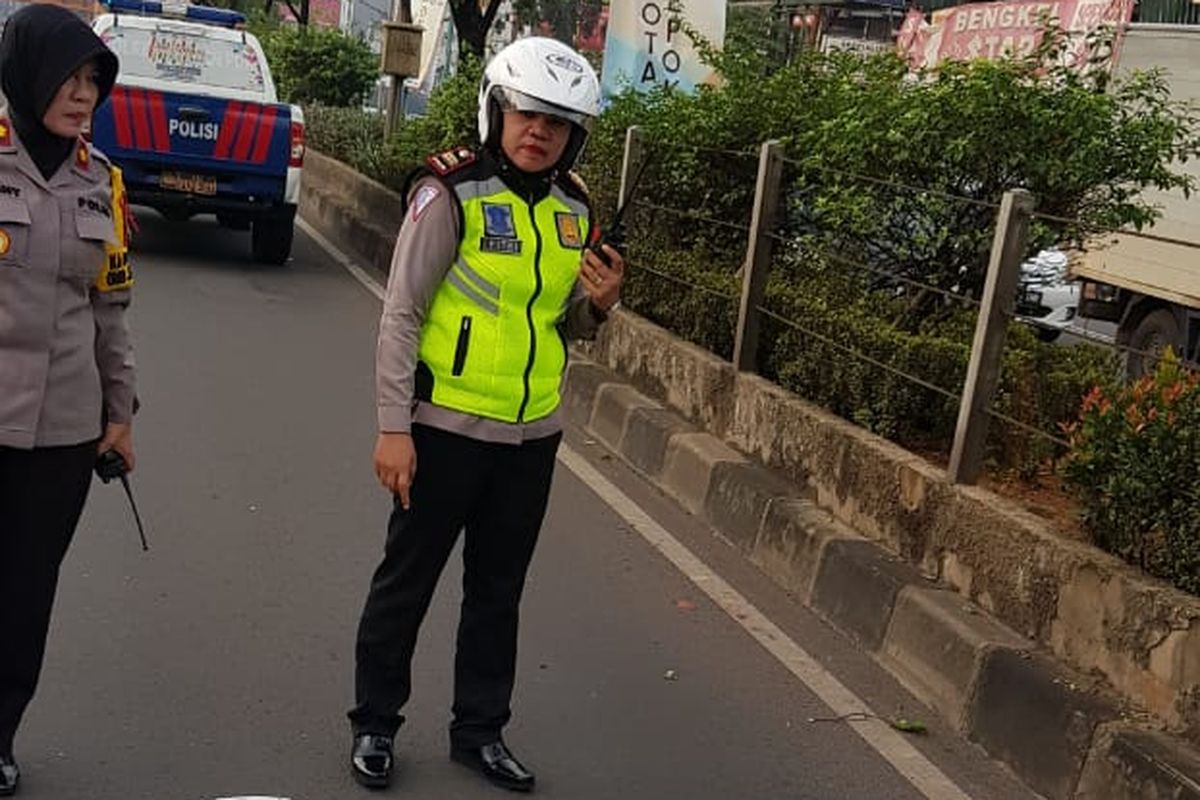 Mayat yang ditemukan tewas di Jalan raya Margonda, Depok, Senin (8/4/2019).