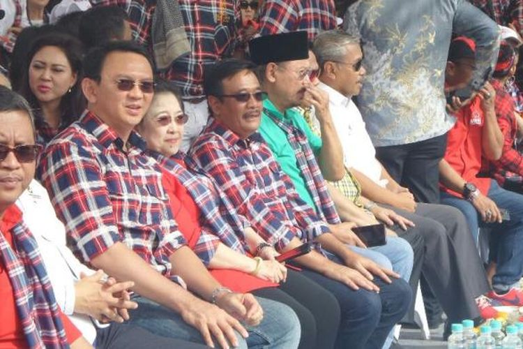 Ketum PDI-P Megawati Soekarnoputri duduk bersama cagub DKI Basuki Tjahaja Purnama dan cawagub Djarot Saiful Hidayat di konser Gue 2, Senayan, Sabtu (4/2/2017). 