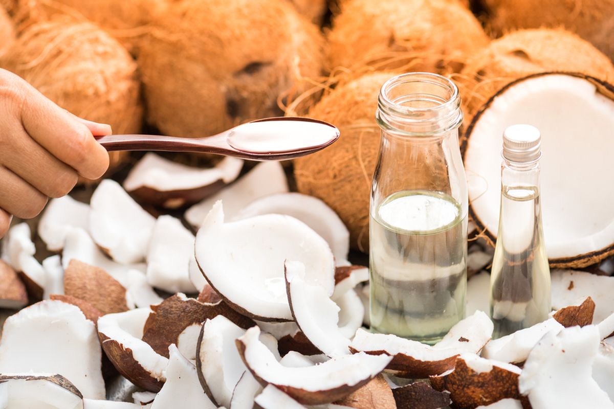 Ilustrasi minyak kelapa murni atau virgin coconut oil (VCO). 
