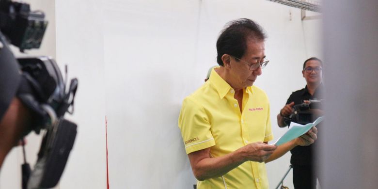Direktur PT Sido Muncul Irwan Hidayat, saat meninjau proses syuting iklan terbaru Sido Muncul yang berlokasi di pabrik Sido Muncul, Semarang, Jumat (22/02/2019)