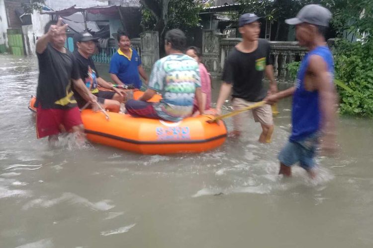 Banjir melanda Dusun Beluk, Desa Jombok, Kecamatan Kesamben, Kabupaten Jombang, Jawa Timur, Selasa (10/12/2024).