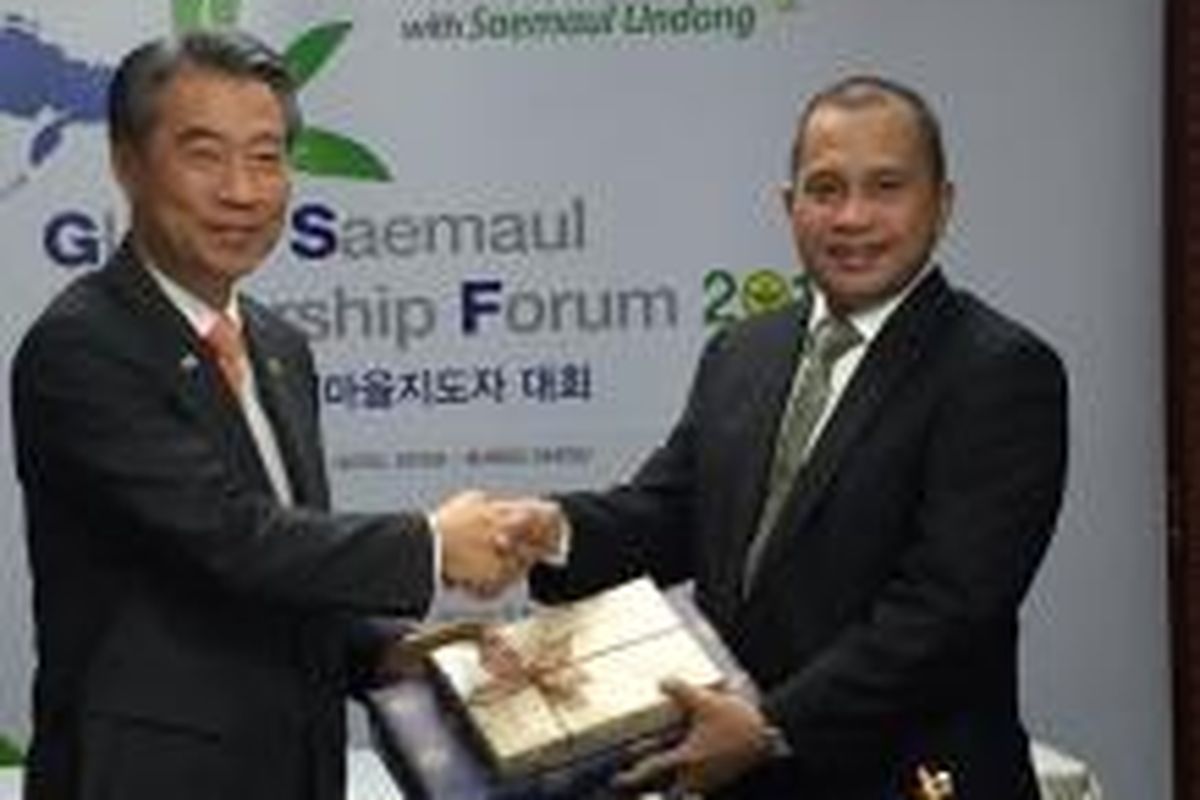 Menteri Desa Marwan Jafar (kanan) menerima kenang-kenangan dari Menteri Dalam Negeri Korea Selatan Chong Jong-Sup (kiri) pada pertemuan Global Saemaul Leadership Forum (GSLF) 2015, di Kota Daegu, Korea Selatan.