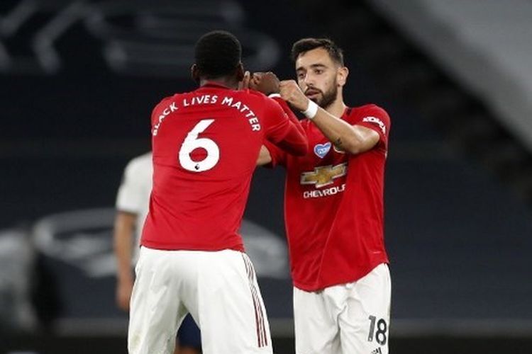 Paul Pogba dan Bruno Fernandes dalam laga Tottenham vs Manchester United.