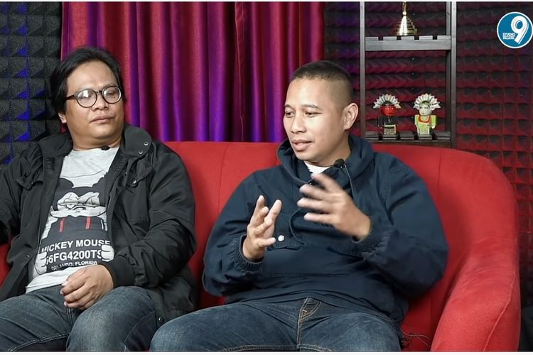 Personel band The Rain Ipul Bahri (kiri) dan Indra Prasta menjadi tamu kanal YouTube Abdel Achrian.