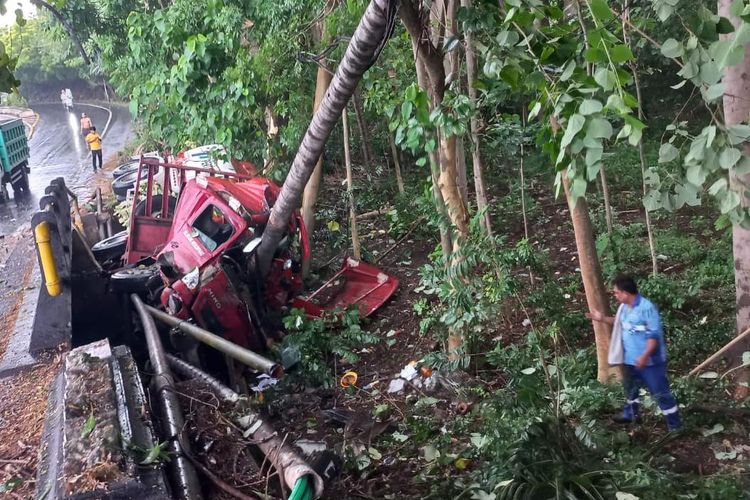 Sebuah truk pengangkut BBM mengalami kecelakaan di Jalan Raya Amlapura - Singaraja di Desa Pacung, Kecamatan Tejakula, Kabupaten Buleleng, Provinsi Bali, Jumat (13/5/2022).
