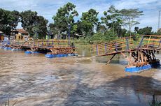 Jembatan Apung di Bandung Hancur Dihantam Sampah Sungai Citarum