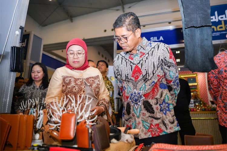 Sekretaris Jenderal Kemenperin Eko S A Cahyanto bersama pemangku kepentingan terkait melihat berbagai produk halal yang dipamerkan dalam Halal Indo 2024