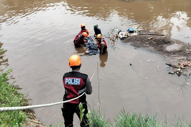BPBD Kabupaten Pasuruan dan anggota kepolisian sedang mengevakuasi pencari ikan yang tewas akibat tersengat listrik dari alatnya sendiri di Sungai Karang Kliwon, Kecamatan Grati, Kabupaten Pasuruan, Jawa Timur, Selasa (2/11/2025). 