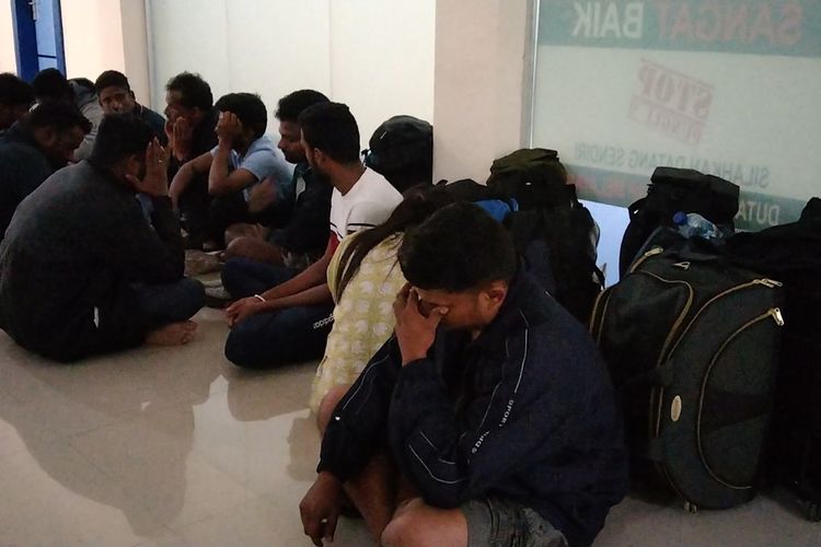 Aparat Polsek Sampuabalo dan petugas Imigrasi Baubau mengamankan 11 orang warga negara asing (WNA) asal India, di desa Walompo, Kecamatan Siotapina, Kabupaten Buton, Sulawesi Tenggara, Jumat (25/8/2023).