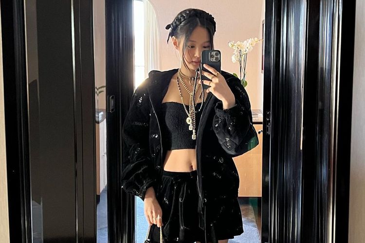 Jennie Blackpink. Berawal dari tren street style Korea Selatan, Acubi kini menjelma menjadi salah satu gaya fashion paling populer di kalangan Gen Z berkat tampilannya yang santai, minimalis, dan mudah ditiru.