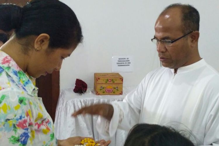 Romo Venus saat memberikan pelayanan umat di Paroki St. Maria Bunda Segala Bangsa, Puja Mandala, Nusa Dua, Bali