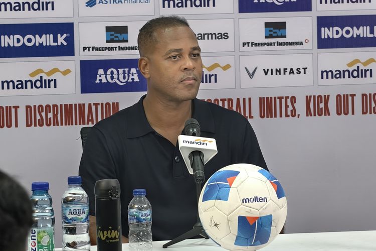 Pelatih Timnas Indonesia, Patrick Kluivert, berbicara di sesi konferensi pers usai laga FIFA Matchday melawan Lebanon di Stadion Gelora Bung Tomo, Surabaya, Senin, 8 September 2025.